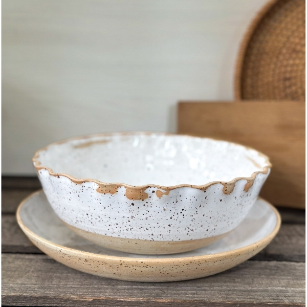 Tarjoiluastiat, juustolautaset ja kattaustarvikkeet juhlapöytään. piirakkavuoka, hedelmäkulho ja salattikulho. handmade finnish and scandinavian design by Petra Paulina, valkoiset astiat. handmade and handcrafted in scandinavia. small patches. uniikkia yksilöllisiä keramiikkaa maaseudulta.