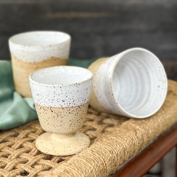 Astioita, viinilasit ja viinikupit, kahvikupit ja teemukit lahjaksi tai tuliaiseksi. kotimaiset valkoiset keramiikka-astiat. käsintehtyä suomalaista design keramiikkaa. handmade for gifts from finland