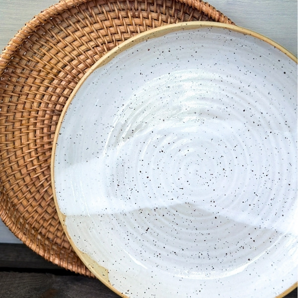 design tarjoilulautanen suomesta. rustiikkinen, kotimainen astia kahvipöytään. handmade serving platter, scandinavian style